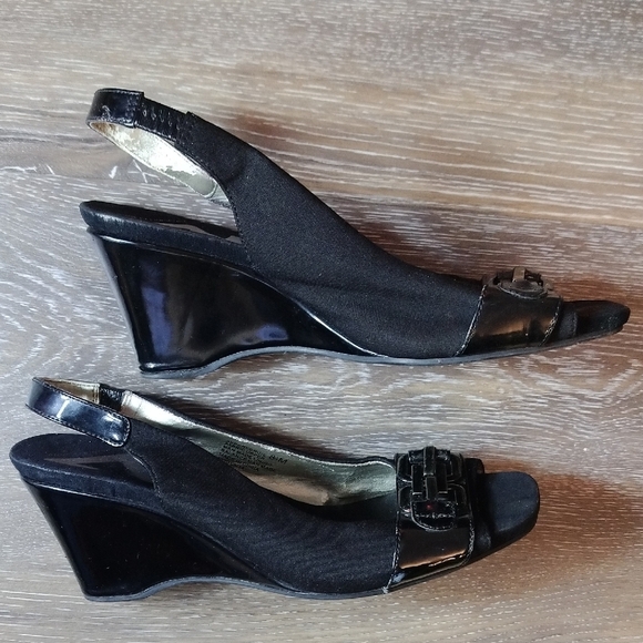 Anne Klein Black Heels with Glossy Finish - Picture 4 of 9